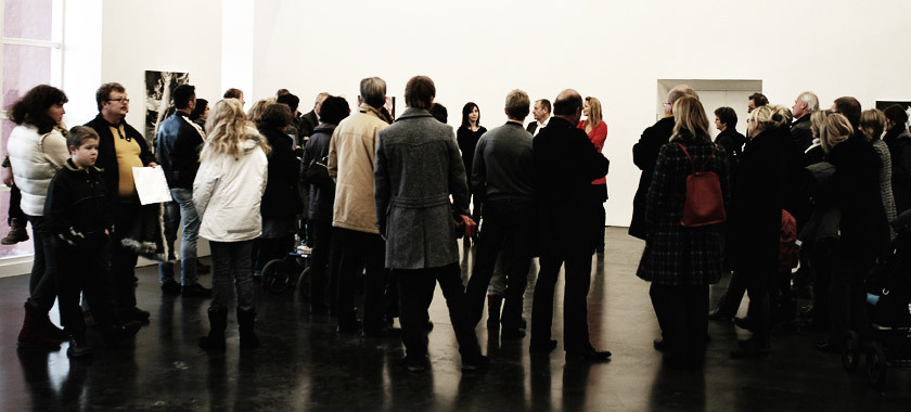 Pubblico durante il vernissage della mostra