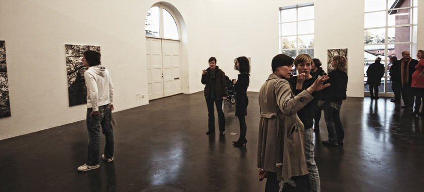 Pubblico durante il vernissage della mostra