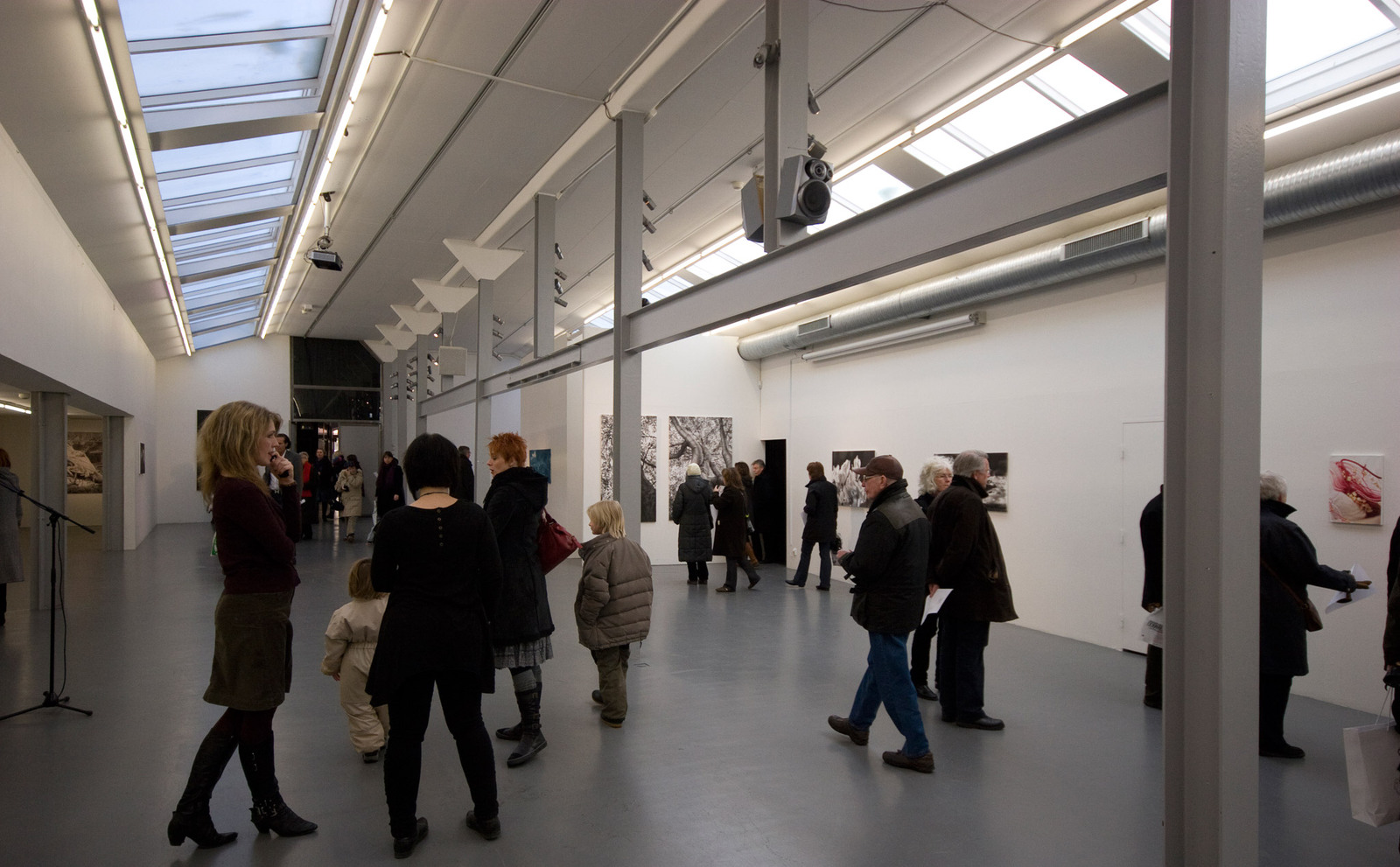 Sala della galleria durante il vernissage