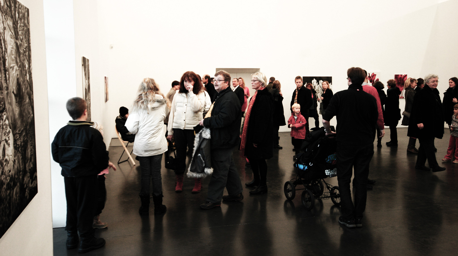 Sala della galleria durante il vernissage