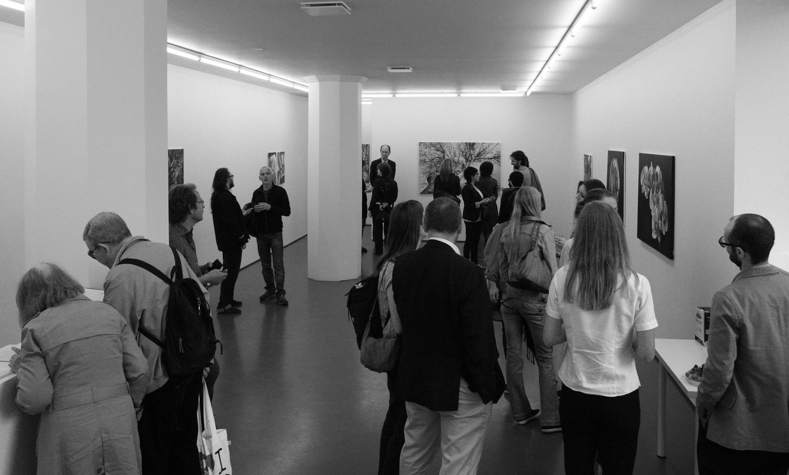 Sala di una mostra collettiva con opere di Chiara Albertoni allestite