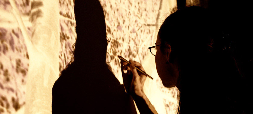 Chiara Albertoni al lavoro in studio